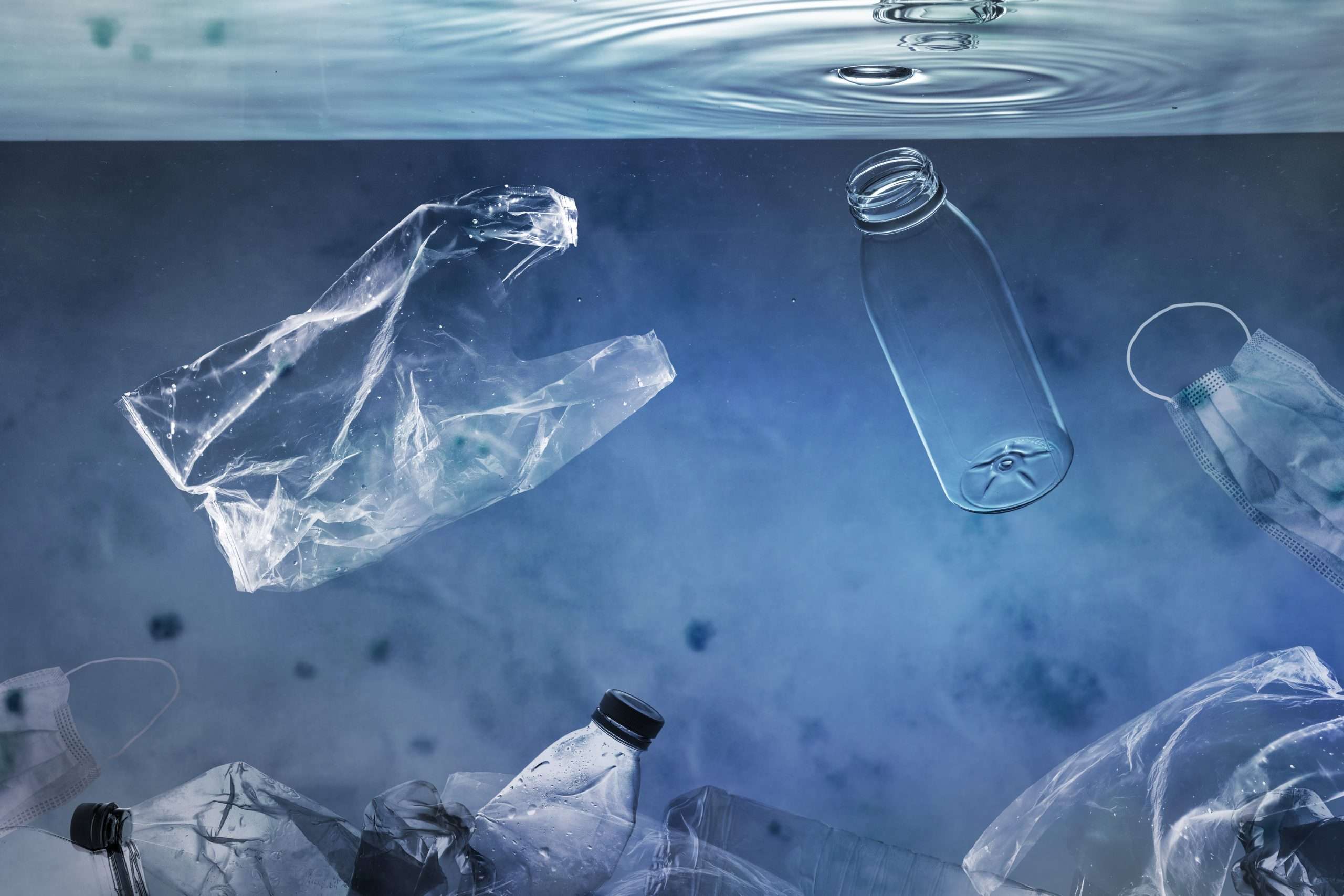 https://forodelaeconomiadelagua.org/wp-content/uploads/2023/06/campana-contaminacion-oceano-bolsas-plastico-botellas-usadas-flotando-scaled.jpg